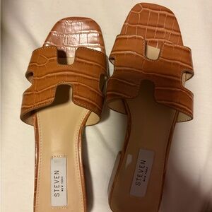 size 6.5 steve madden shoes nwt never worn super cute!! (similar to hermes)